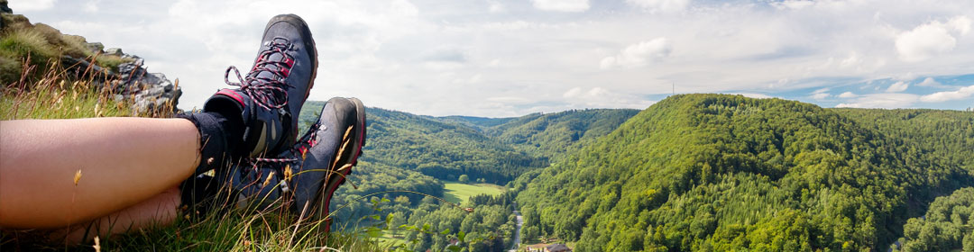 Ausblick von Berg in Tal, Wanderschuhe links