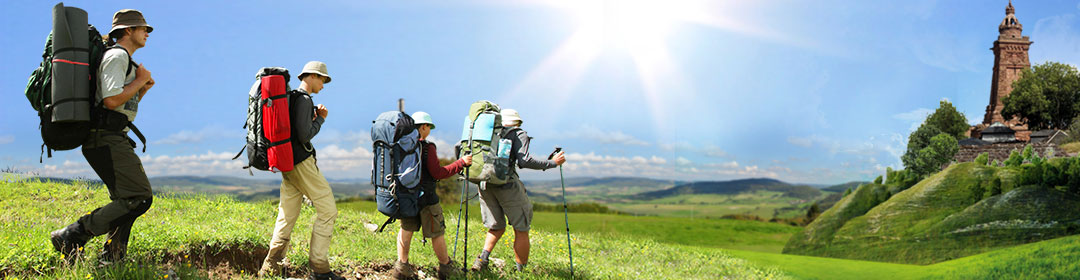 Gruppe von Wanderern auf Wiese