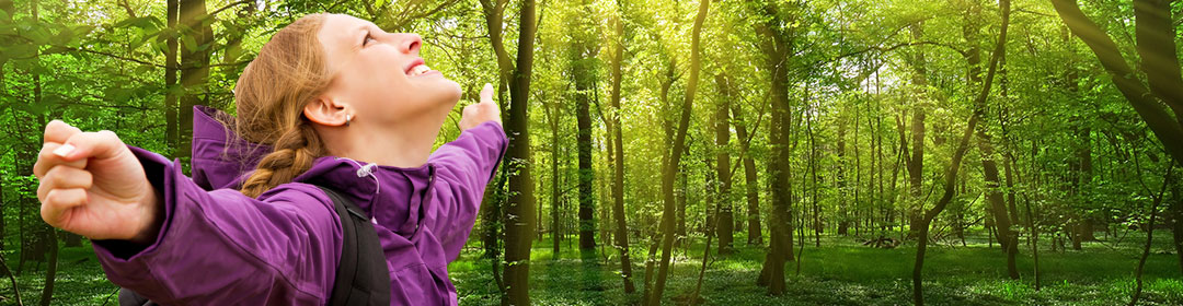 Frau im Wald die sich streckt